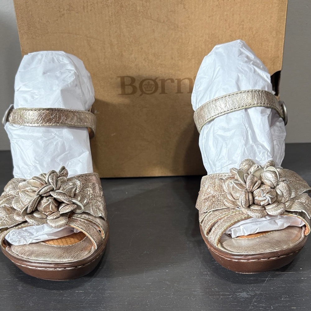 Born Women's Cornflower Gold Floral Sandals s8